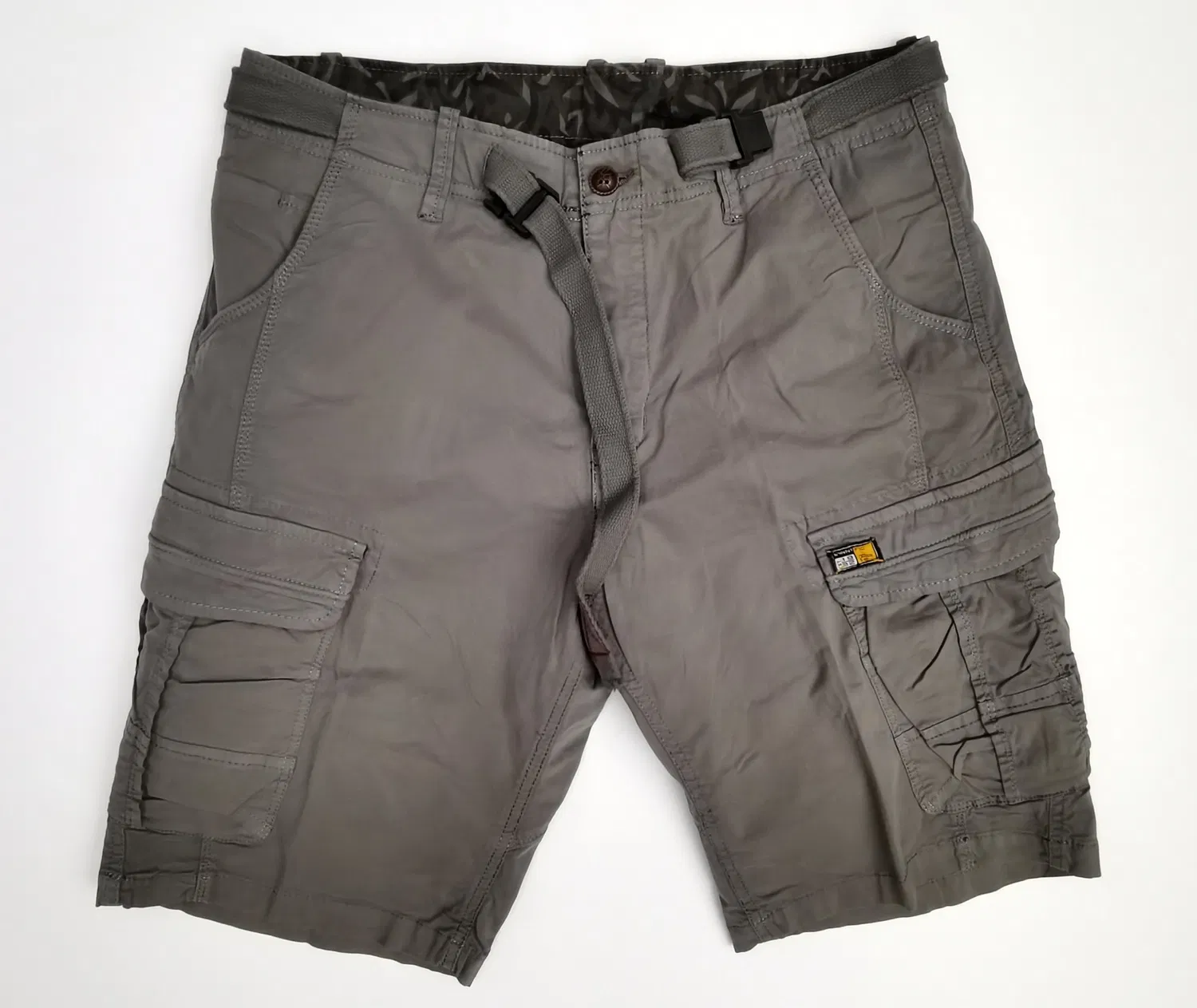 Estirar cómodos pantalones cortos de algodón para hombres/Bermudas Dos bolsillos de parche lateral Pretina de cinta con hebilla