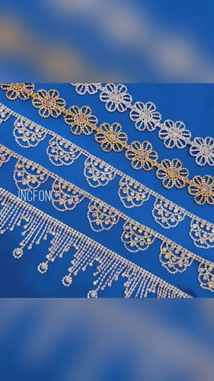 Venta al por mayor de fábrica de China Cadena de copa de diamantes de imitación de cristal con borla plateada en existencia para ropa Vestidos de novia Bolsas decorativas Cadena de garra personalizada